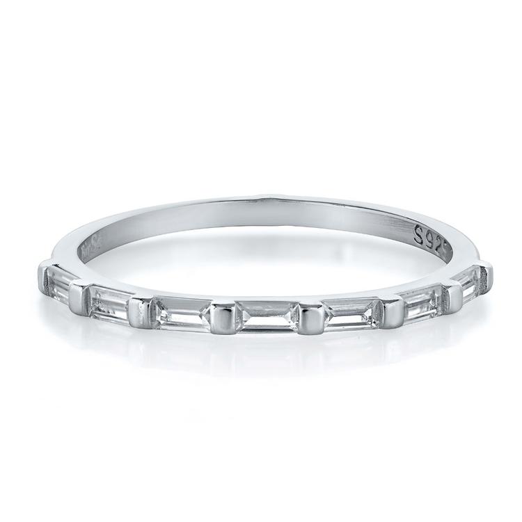 Дамски сребърен пръстен с ред циркони